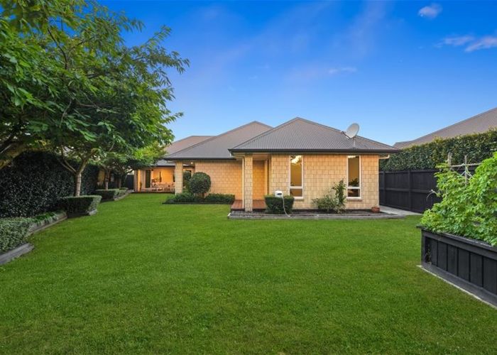  at 8 Connor Court, Huntington, Hamilton