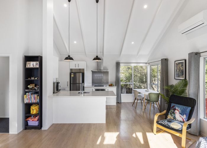  at 2/14 Cresta Avenue, Beach Haven, Auckland