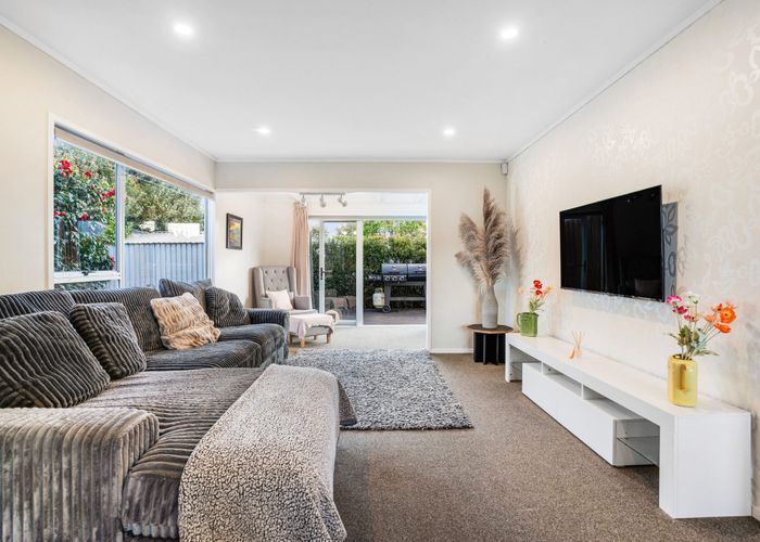  at 2/1 Hiwihau Place, Glenfield, North Shore City, Auckland