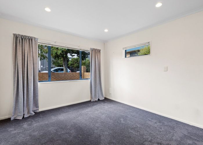  at 2 Reid Road, New Lynn, Auckland