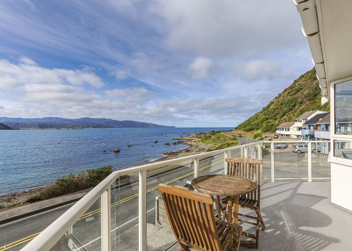  at 2/420 Queens Drive, Lyall Bay, Wellington