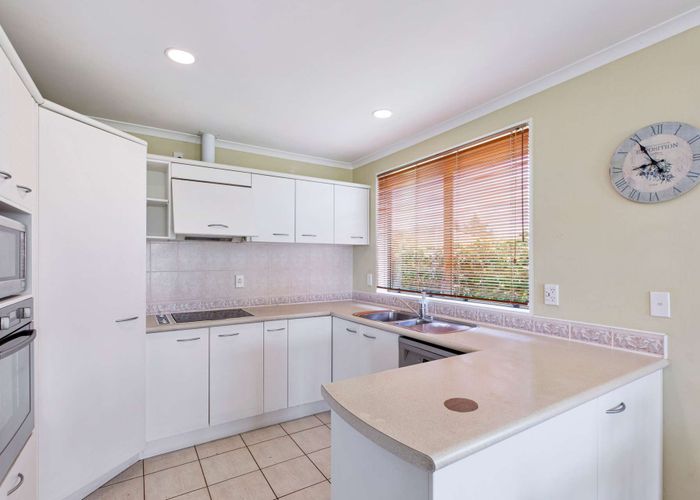  at 25 Fernbrook Close, Burswood, Auckland