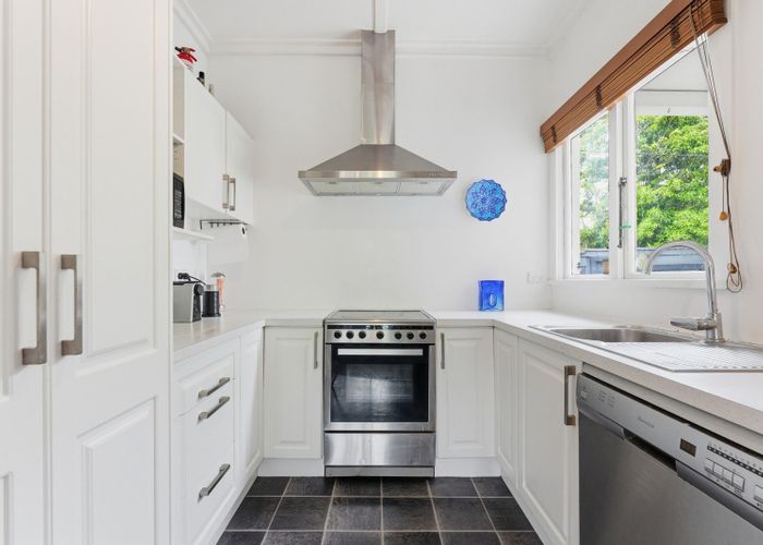  at 124 Anzac Parade, Whanganui East, Whanganui, Manawatu / Whanganui