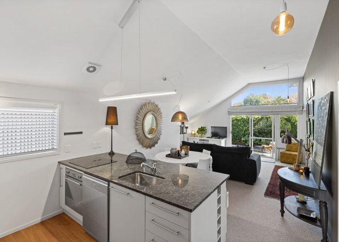  at 3/93 Aikmans Road, Merivale, Christchurch City, Canterbury