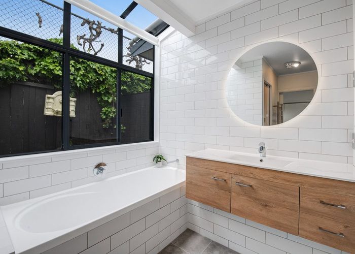  at 2/20 Tawavale Crescent, Totara Vale, North Shore City, Auckland