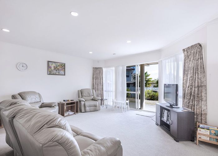  at 2 Sunset Close, Western Heights, Hamilton