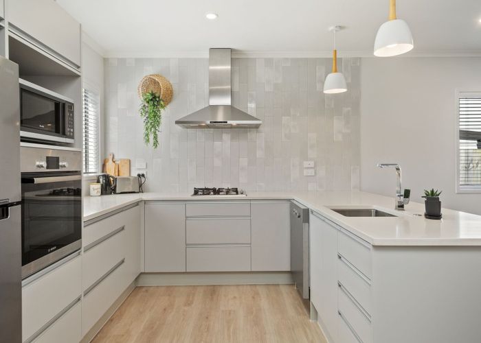  at 8 Springside Court, Huntington, Hamilton