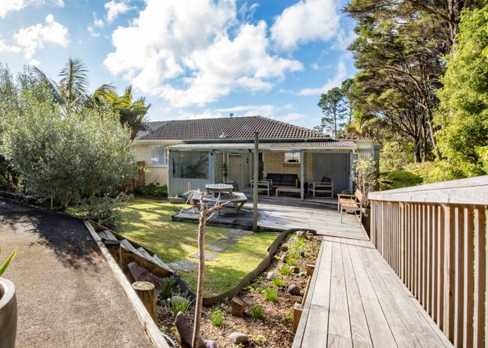  at 2/52 Staincross Street, Green Bay, Auckland