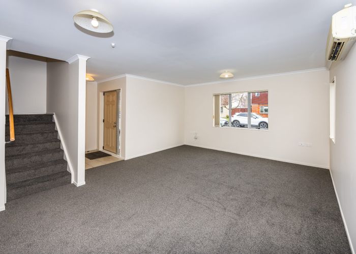  at 24 Rene Way, Huntington, Hamilton