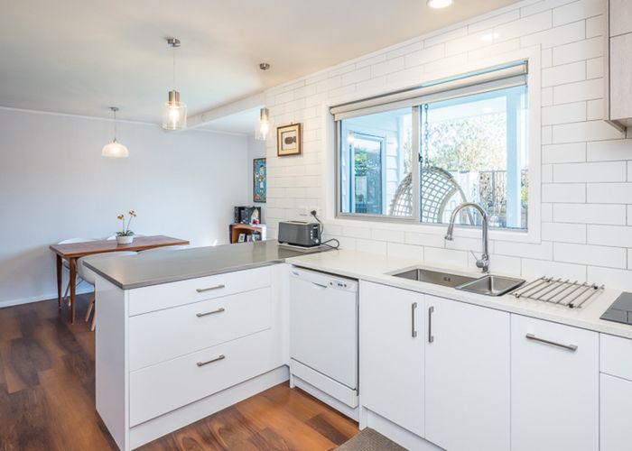  at 6 Hicks Crescent, Waikanae Beach, Waikanae