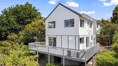  at 2/104 Arran Road, Browns Bay, Auckland
