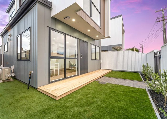  at 2/113 Flanshaw Road, Te Atatu South, Auckland