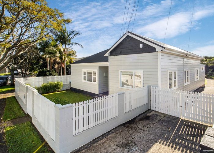  at 33 Kenneth Avenue, Sandringham, Auckland
