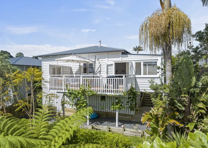 Free property data for 68 School Road, Morningside, Auckland homes.co.nz