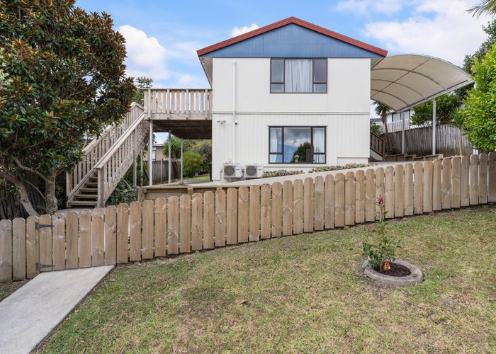  at 2/2 Grenadine Place, Unsworth Heights, North Shore City, Auckland