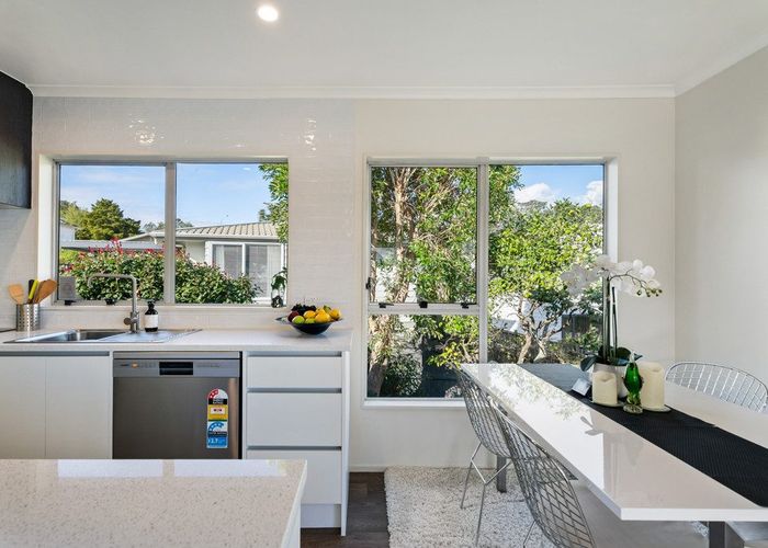  at 2/4 Clare Place, Glenfield, North Shore City, Auckland