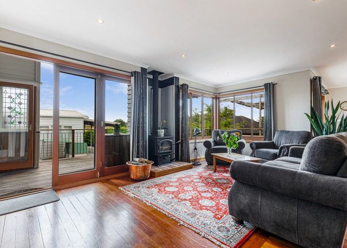  at 11 Cleve Road, Green Bay, Auckland