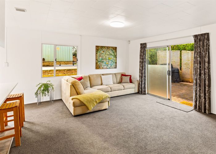  at 2/1 Burnham Road, Waitākere, Auckland