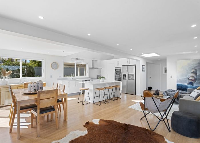  at 10 Treeway, Sunnyhills, Manukau City, Auckland