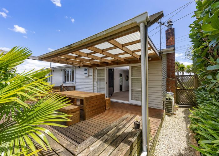  at 4 Highland Avenue, Titirangi, Auckland