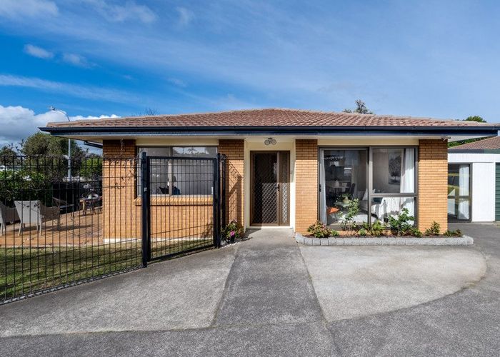  at 2/4 Jillteresa Crescent, Half Moon Bay, Auckland