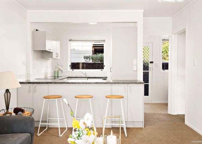  at 2/9 Buxton Street, Point Chevalier, Auckland