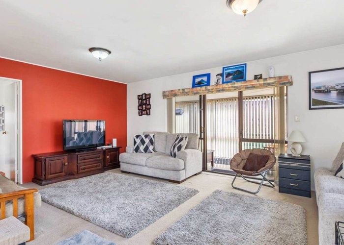  at 2/7 Menary Street, Papakura, Auckland