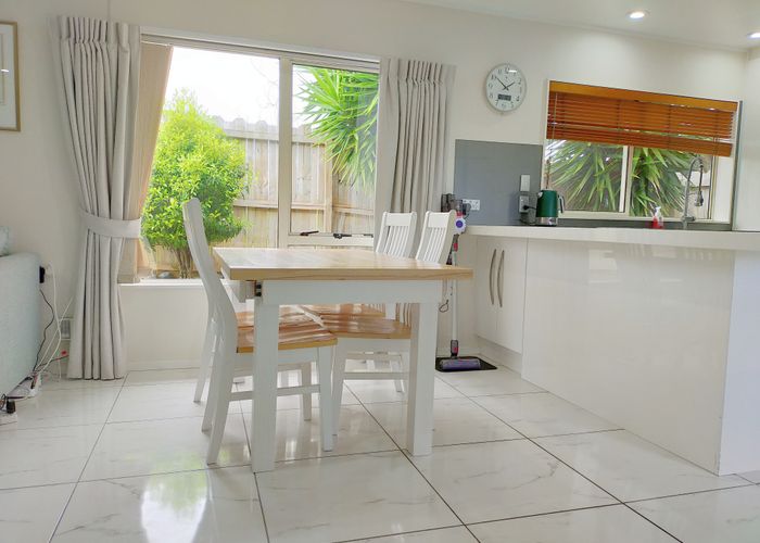  at 2/8 Bowscale Place, Northpark, Auckland