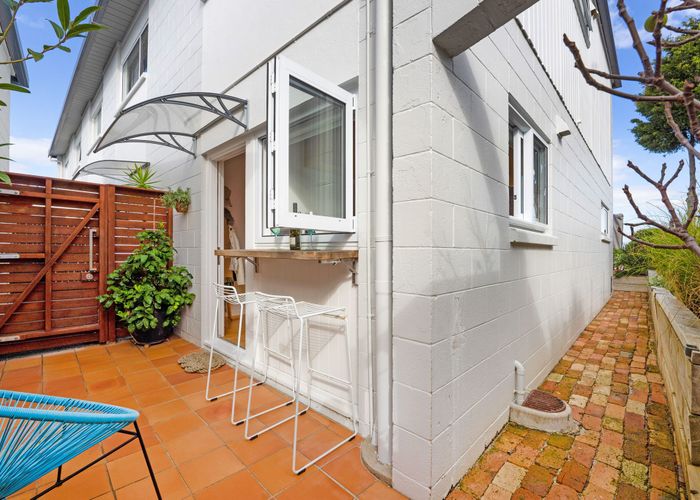  at 10/72 Kitchener Road, Milford, Auckland
