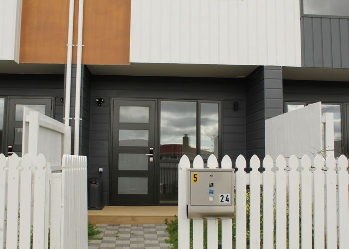  at 5/24 Tara Rd, Henderson, Waitakere City, Auckland