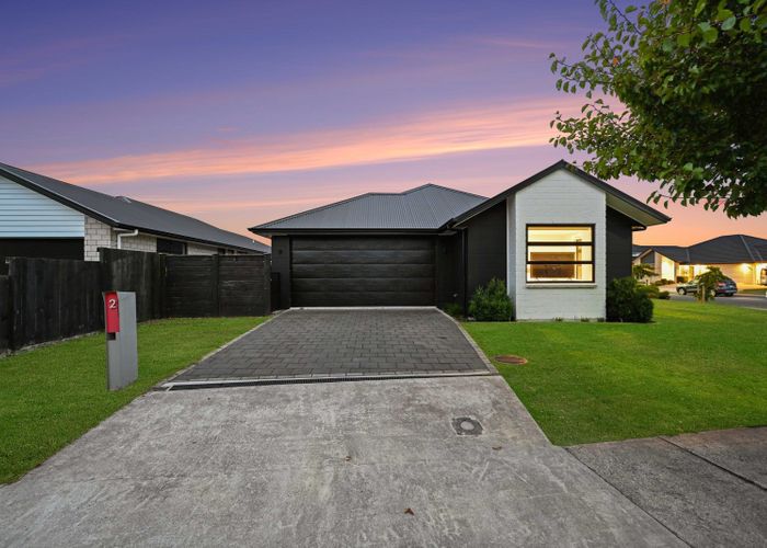  at 2 Helen June Avenue, Flagstaff, Hamilton