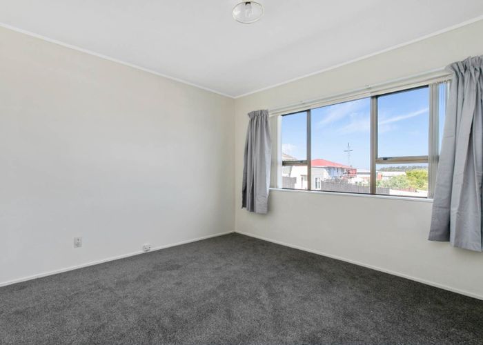  at 1 Lancelot Place, Glenfield, North Shore City, Auckland