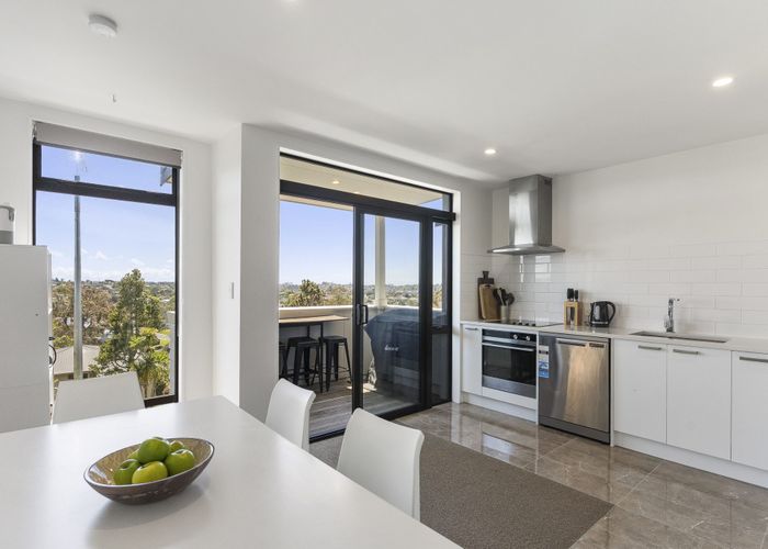  at 2/15 Chivalry Road, Glenfield, North Shore City, Auckland