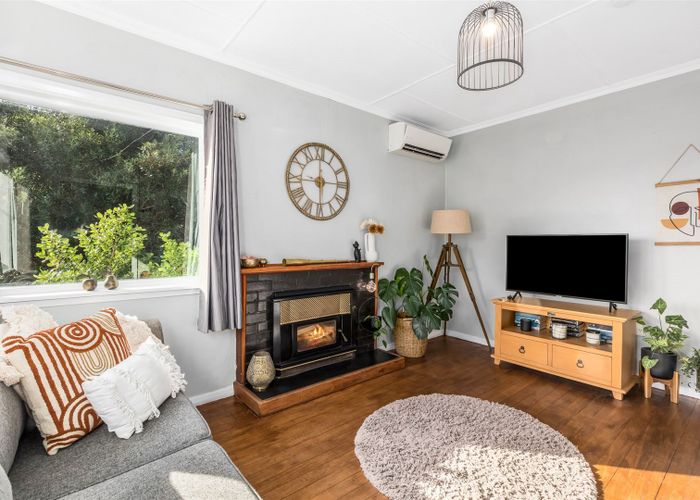  at 38 Raroa Terrace, Tawa, Wellington