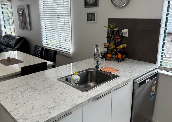  at 6B Millbrook Road, Henderson, Waitakere City, Auckland