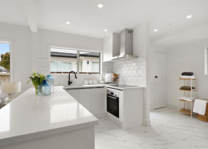  at 2/10 Glennandrew Drive, Half Moon Bay, Auckland