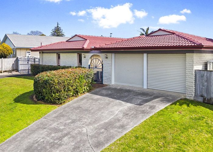  at 6 Davita Place, Farm Cove, Manukau City, Auckland