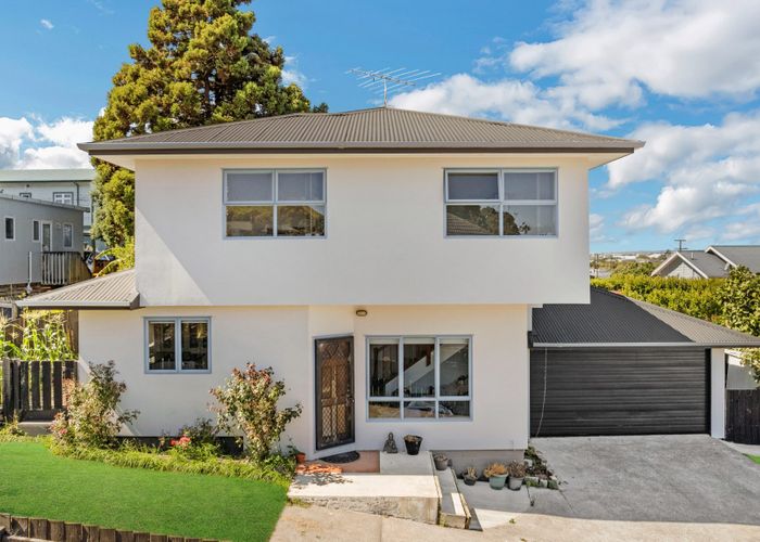  at 2/30 Mountain Road, Māngere Bridge, Auckland
