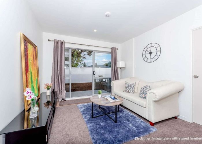  at 2/9 Vine Street, Mangere East, Auckland