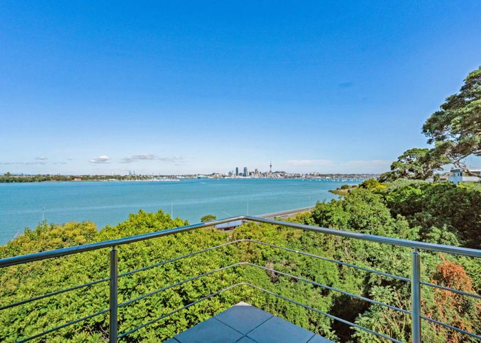  at 2/81 Sylvan Avenue, Northcote, Auckland