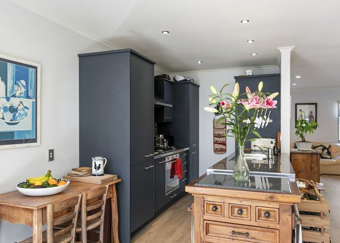  at 2/15 Roxburgh Street, Mount Victoria, Wellington