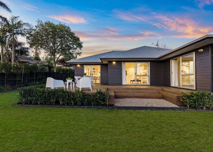  at 8 Wilmington Place, Forrest Hill, Auckland