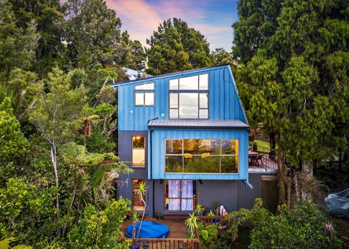  at 33 Quinns Road, Waiatarua, Waitakere City, Auckland