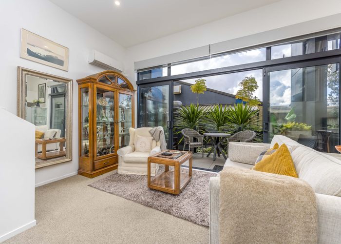  at 2/8 Thompson Park Road, Mount Wellington, Auckland
