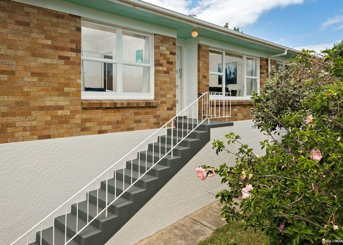  at 2/32 Wicklow Road, Narrow Neck, Auckland