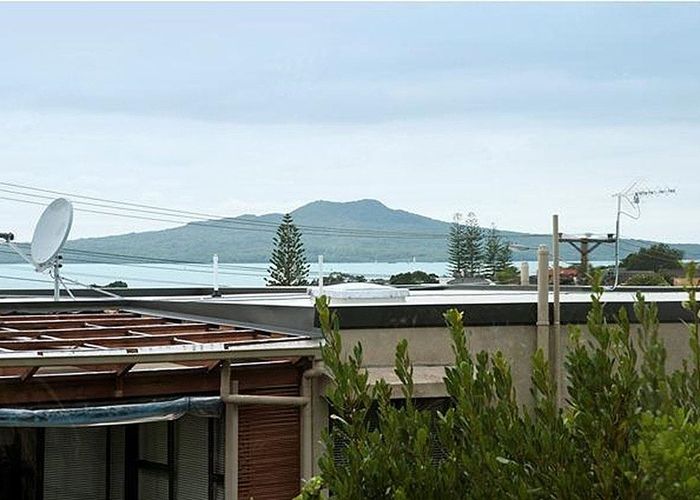  at 2/104 East Coast Road, Forrest Hill, North Shore City, Auckland