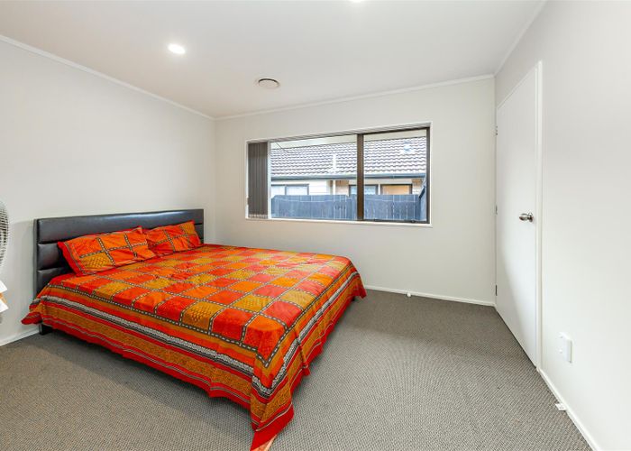  at 2/23 Lowburn Place, Clover Park, Auckland