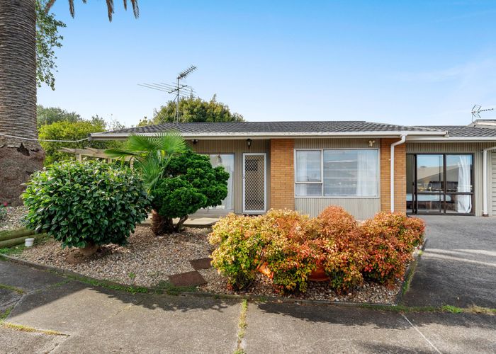  at 1&2/15 Bramley Drive, Farm Cove, Manukau City, Auckland