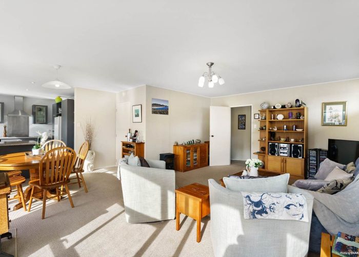  at 2/44 Aviemore Drive, Highland Park, Manukau City, Auckland