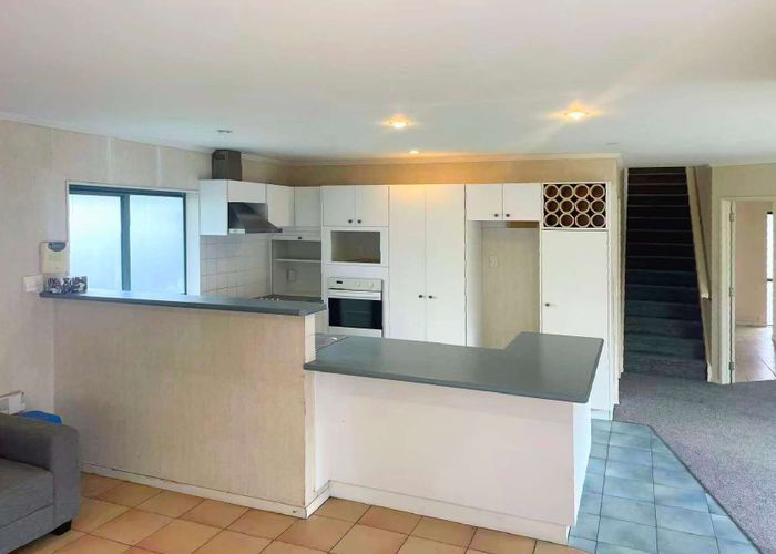  at 2/15 Dunn Place, Farm Cove, Manukau City, Auckland